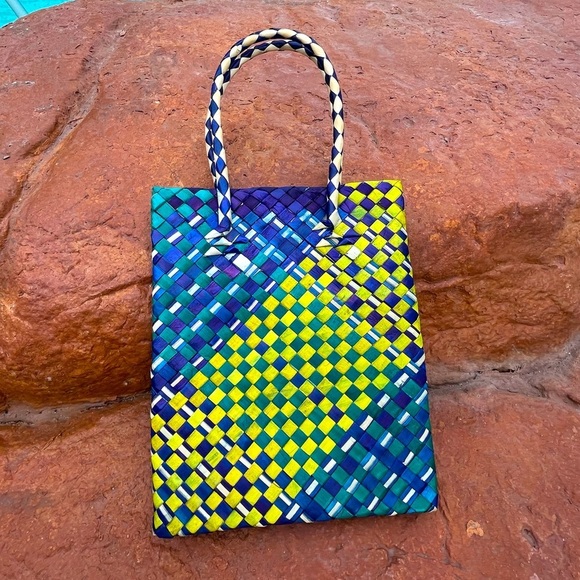 ❄️ 3 for $15 SALE ❄️ Hand Woven Basket Bag Sustainable Gift Bag Blue Neon Yellow - Picture 2 of 4